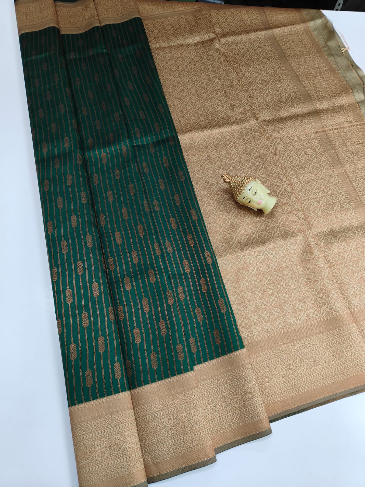 Kupura Vaira Oosi lightweight silk-type sarees in Samuthrika/Vasthrakala bridal style