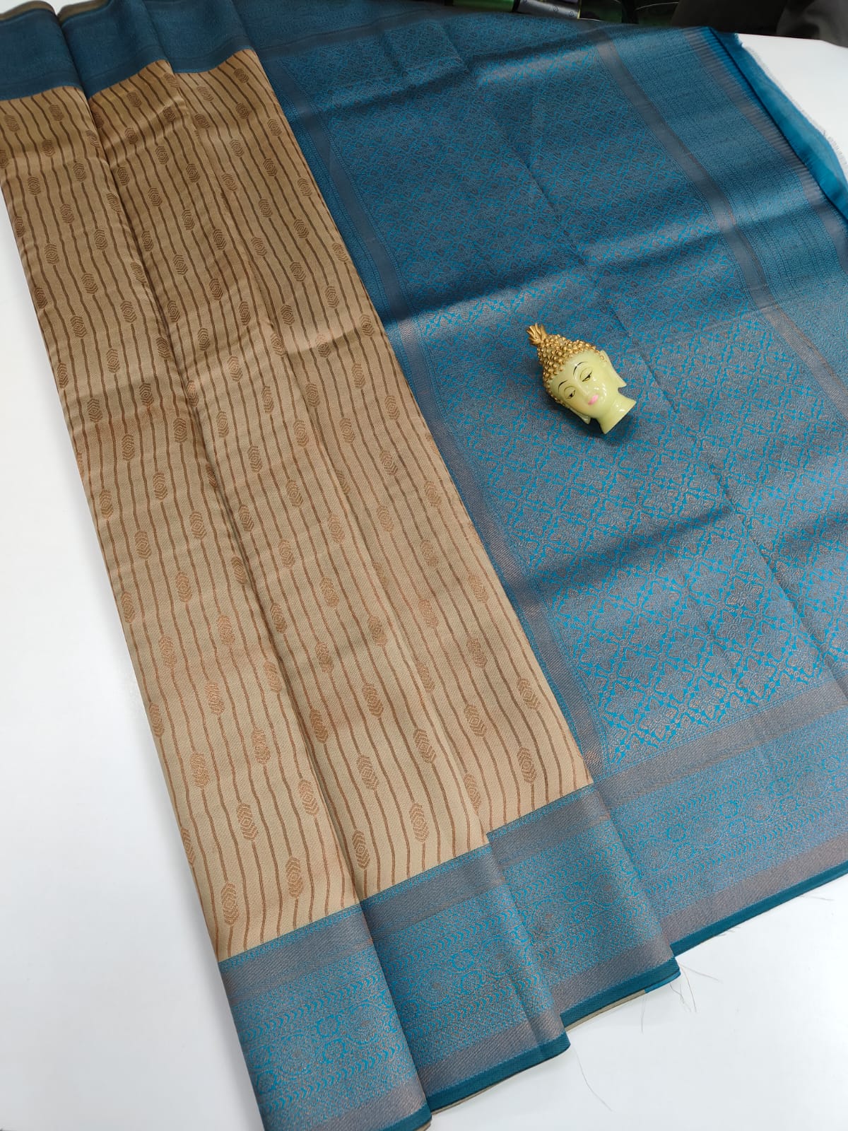 Kupura Vaira Oosi lightweight silk-type sarees in Samuthrika/Vasthrakala bridal style