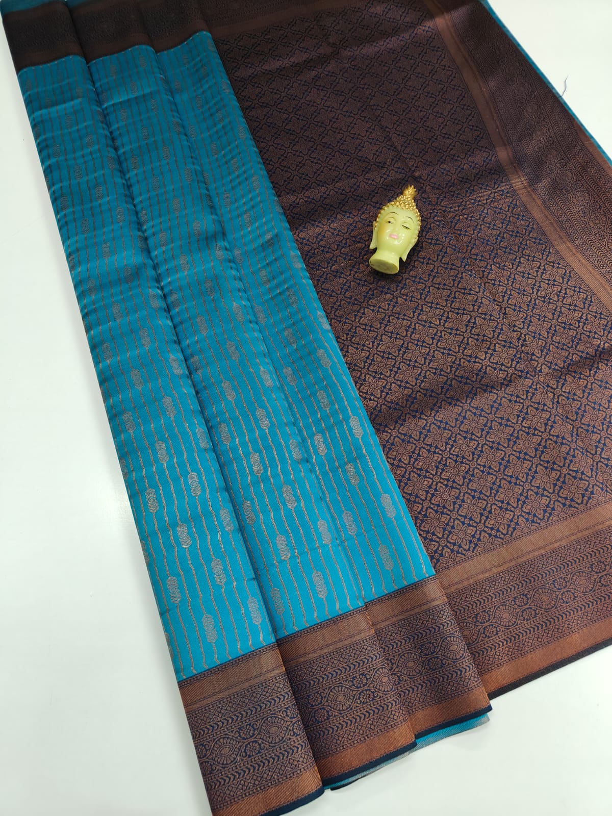 Kupura Vaira Oosi lightweight silk-type sarees in Samuthrika/Vasthrakala bridal style