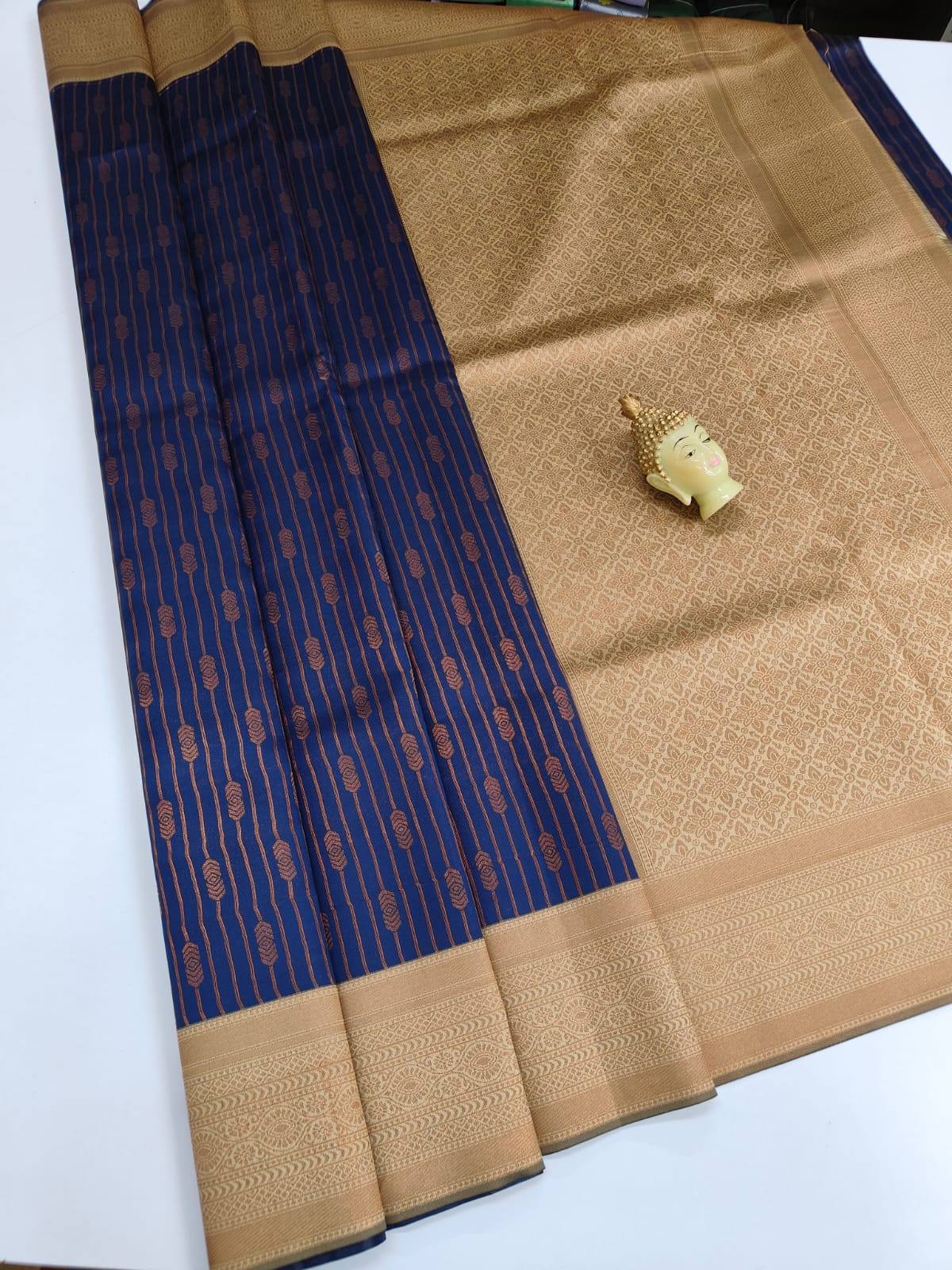 Kupura Vaira Oosi lightweight silk-type sarees in Samuthrika/Vasthrakala bridal style