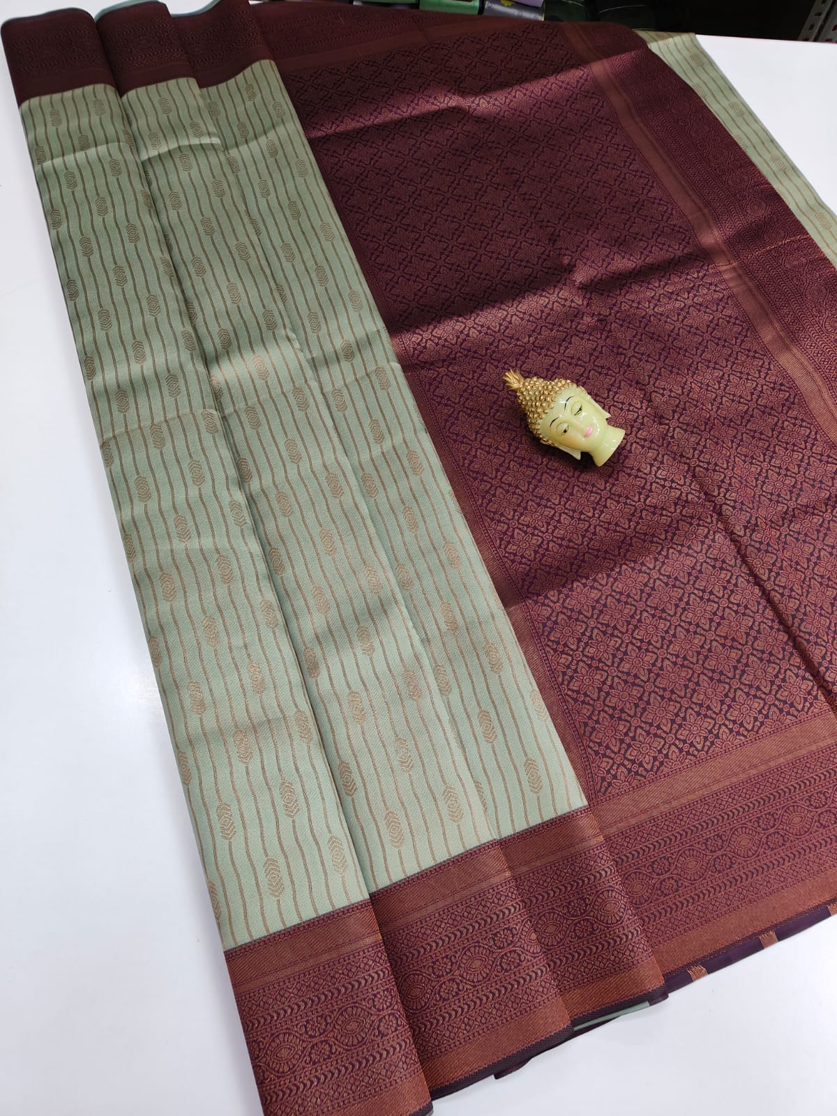 Kupura Vaira Oosi lightweight silk-type sarees in Samuthrika/Vasthrakala bridal style